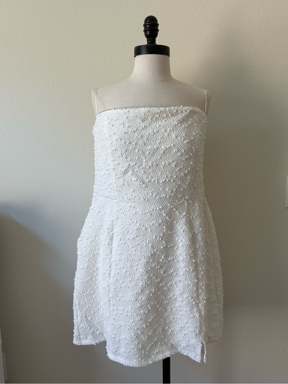 Francesca’s | White Strapless Bow Back Mini Dress - Picture 3 of 4
